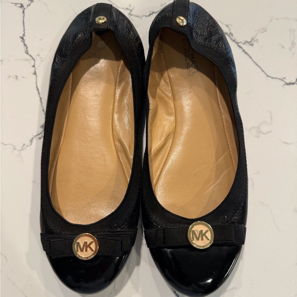 These are Michael Kors patten leather toe with gold details. Good condition
